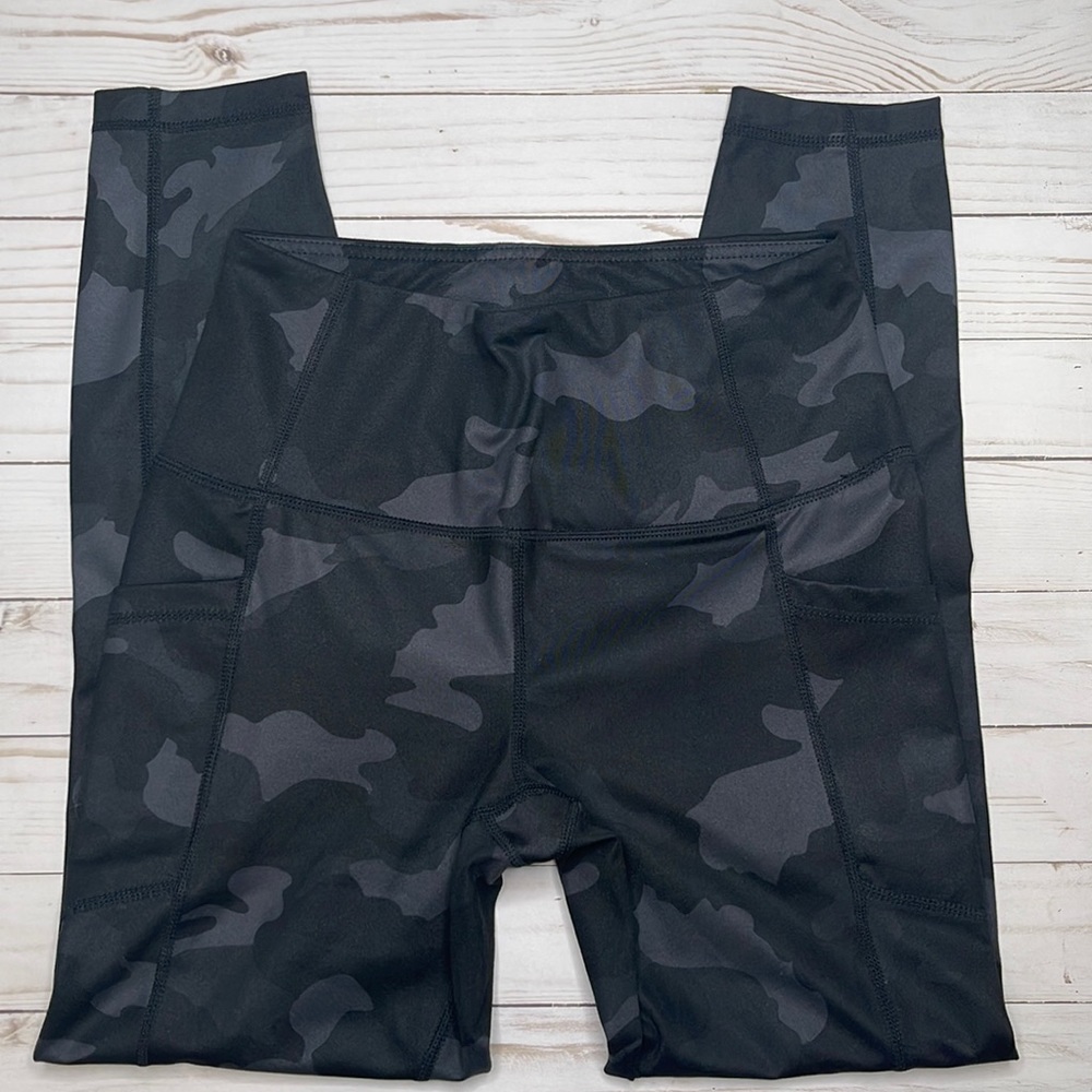 Yogalicious Lux camo leggings.  Size small.
